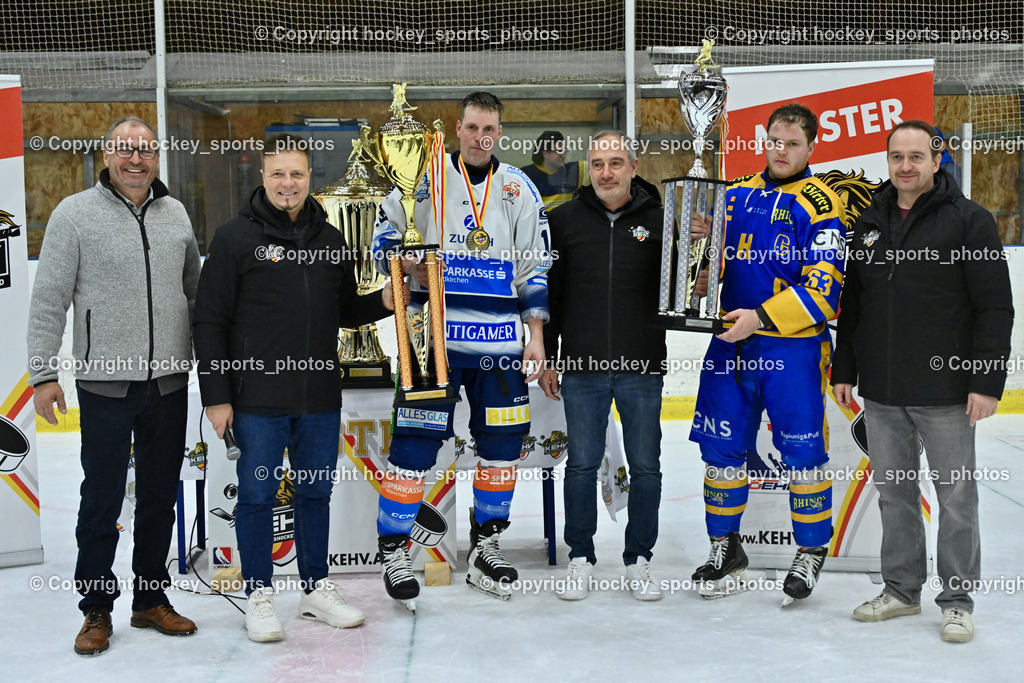 ESC Sparkasse Steindorf Meister 2025/26 | Georg Kavalar Bürgermeister Steindorf, #18 Pewal Martin ESC Steindorf, #63 Hammerle Simon EHC Althofen, KEHV, Kärntner Eishockeyverband Präsident Michael Herzog Löschnig, KEHV SIEGFRIED BREIML, KEHV Michael Baumer, ESC Sparkasse Steindorf Meister 2025/26, ESC Sparkasse Steindorf Meister 2025/26 am 08.03.2026 in Althofen (Stadthalle Althofen), Austria, (Photo by Bernd Stefan)