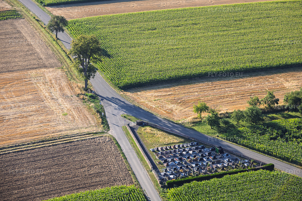 Vue aérienne: Cimetière de Hermerswiller à Hoffen dans le département Bas Rhin, France – .Photo: IMG_158150.jpg prise le 25/07/2026 par Werner Riehm/FLY-FOTO.eu – Résolution de l'original: 6000 x 4000 px