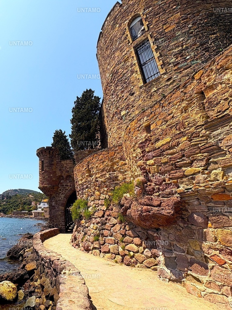 Schloss La NapouleFarbeSeite | untamo - Realisiert mit Pictrs.com