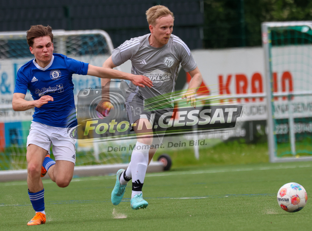 SV Enger-Westerenger - TuS Bruchmühlen | Auf dem Bild zu sehen: grau SV Enger-Westerenger: Henrik Jablonowski ; blau TuS Bruchmühlen: Luis Manthey SV Enger-Westerenger, TuS Bruchmühlen, Saison 25/26, Kreisliga A, Enger, Deutschland - Realisiert mit Pictrs.com
