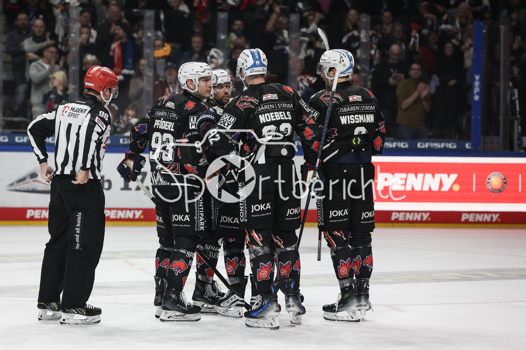 Eisbären Berlin - Augsburger Panther | Jubel der Hausherren nach dem Treffer zum 3-2 durch Jonas MUELLER (EBB #18) / Freude / Happy / Tor / Torschuetze