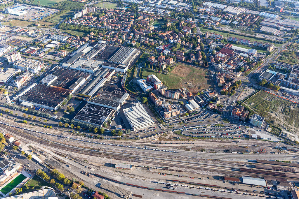 Aerial view: Parcheggio stazione Modena and Estación de ferrocarril de TrenItalia de Módena in Modena in the state Modena, Italy. – Photo: IMG_134865.jpg taken on 09/20/2022 by Werner Riehm/FLY-FOTO.com – Resolution of the original: 5472 x 3648 px