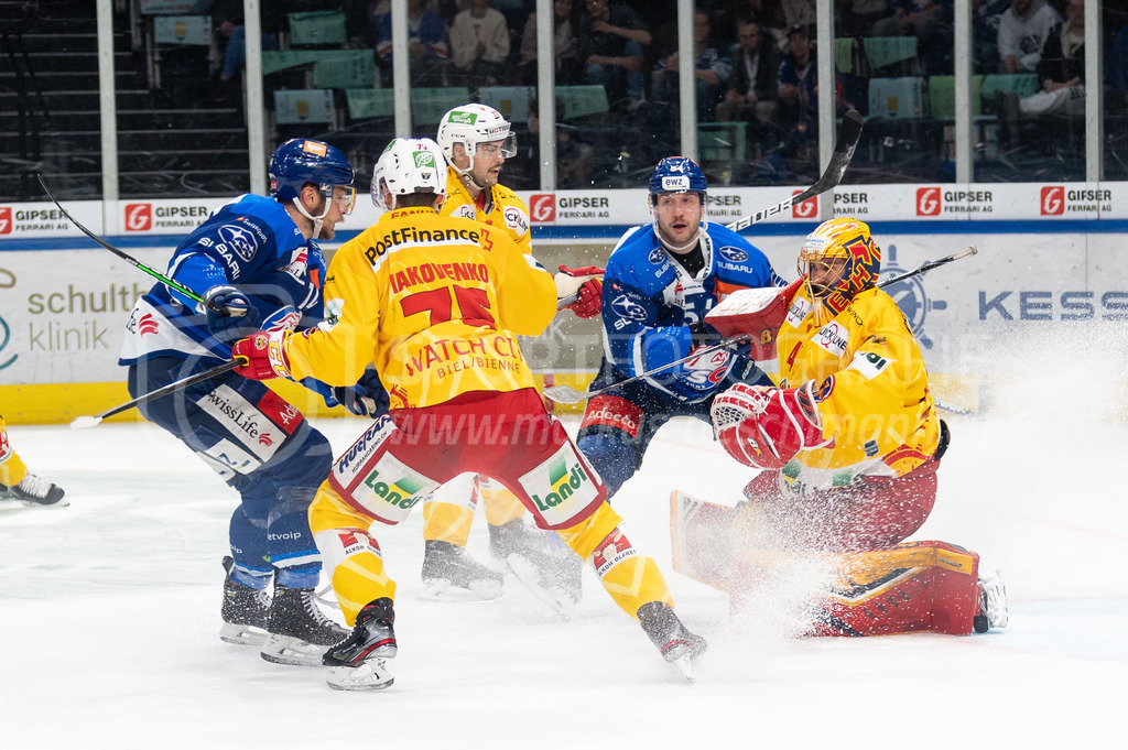 Playoffs: ZSC Lions - EHC Biel-Bienne | 27.03.2022, Zürich, Hallenstadion, Playoffs: ZSC Lions - EHC Biel-Bienne, viel Betrieb vor #41 Torhüter Elien Paupe (Biel) mit #54 Christian Marti (ZSC) und #75 Alexander Yakovenko (Biel). - Realisiert mit Pictrs.com