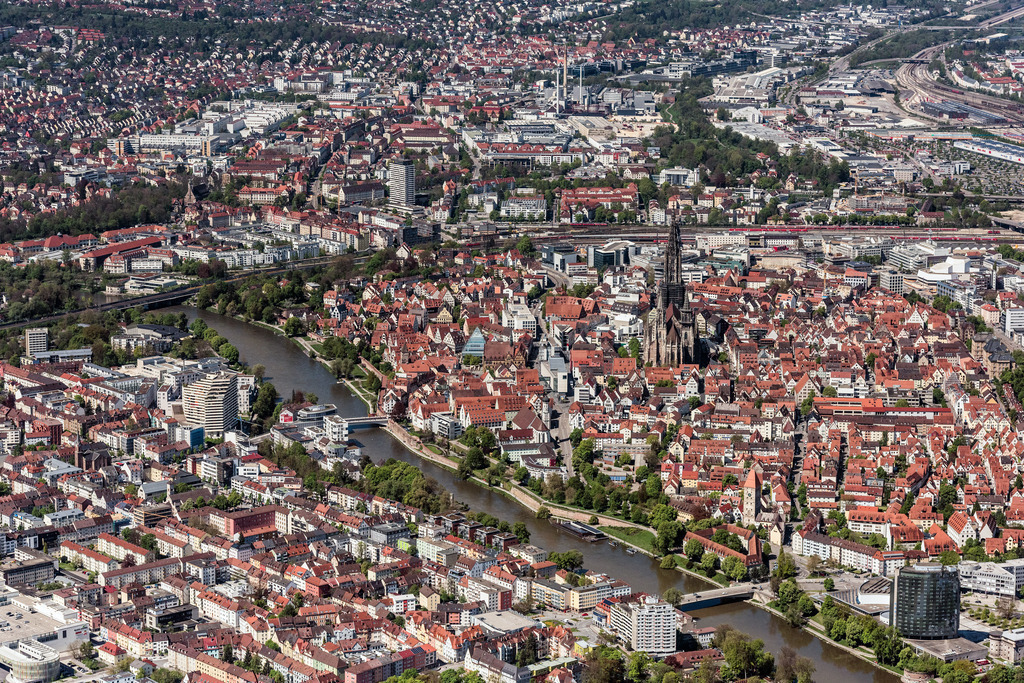 dr__0011761.jpg | ULM 10.05.2017 Stadtansicht des Innenstadtbereiches mit Ulmer Münster  in Ulm im Bundesland Baden-Württemberg, Deutschland. // City view of downtown area with Ulmer Muenster in Ulm in the state Baden-Wuerttemberg, Germany. Foto: Daniel Reiter