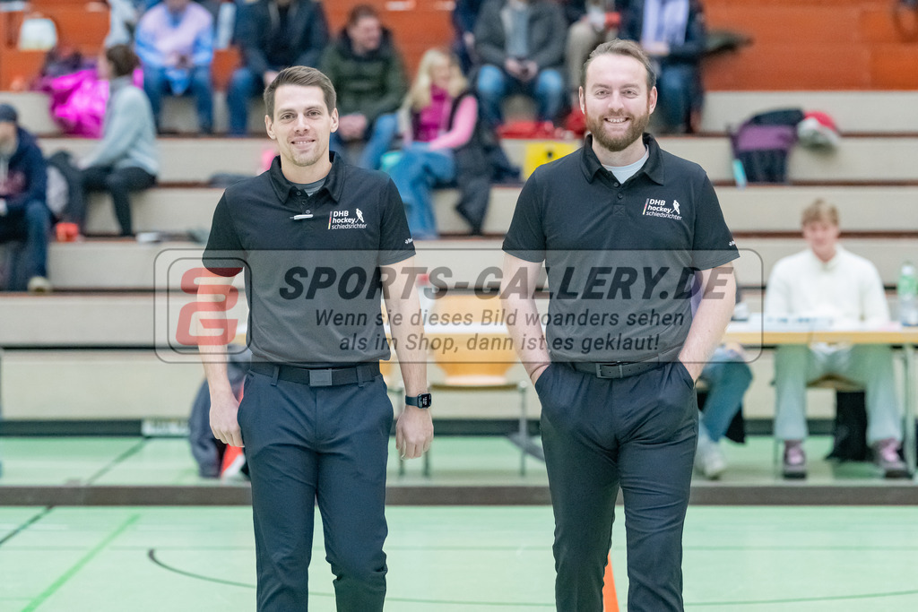 HK_20230122_103011 | 1. Bundesliga ( Halle ) Damen Crefelder HTC - Rot-Weiss Köln am 22.1.2023 Crefelder HTC  ( CHTC ) Halle Glockenspitz , Krefeld , M.Winkler ( SR ) , P.Hesselmann ( SR )