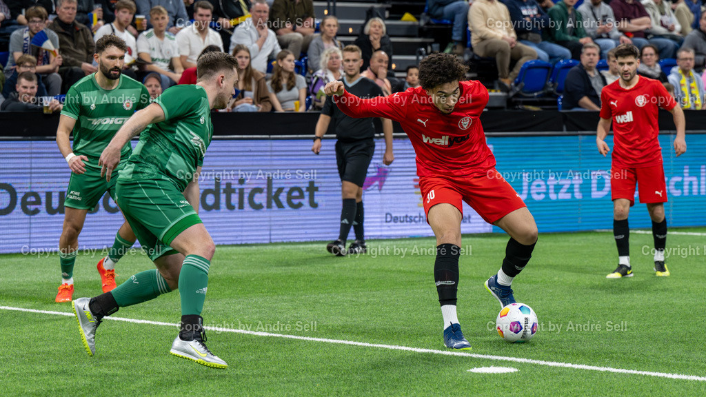 SHFV Lotto Masters 2024 | 20240113_8120, 13.01.2024, SHFV Lotto Masters 2024, Gruppe B, FC Kilia Kiel (rot) vs. PSV Neumünster (grün), Ben Opoku Labes (Kilia #30) / Marc-Oliver Timm (PSV #5) - Realisiert mit Pictrs.com