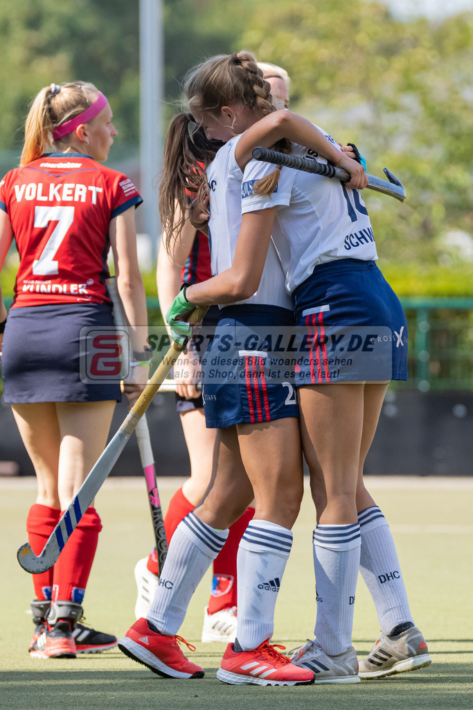 HK_20220903_109604 | 1. Bundesliga Damen Düsseldorfer HC - Berliner HC am 3.9.2022 DHC Düsseldorf, Düsseldorf , Sophia Schwabe ( Düsseldorfer HC #18 ) , Tessa Schubert ( Düsseldorfer HC #28 )