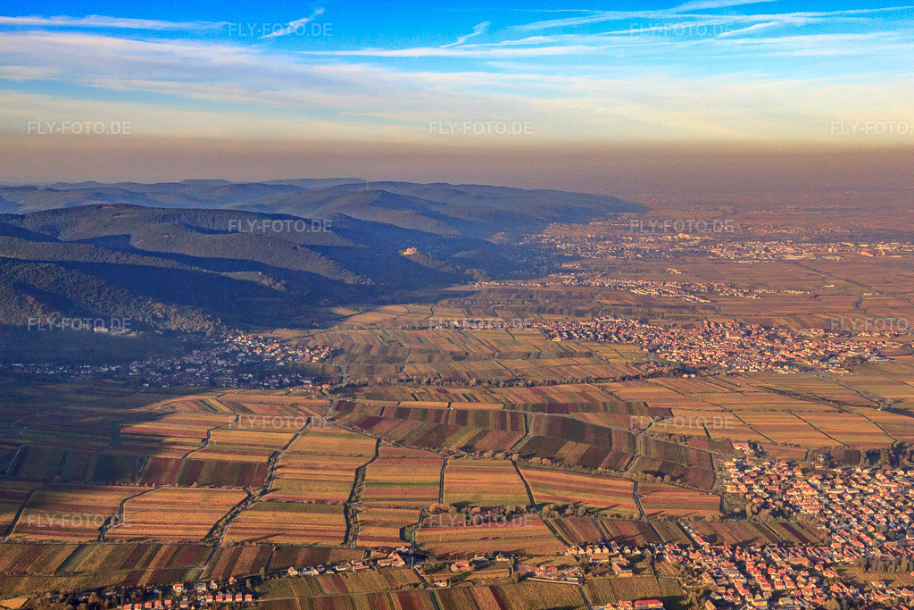 Luftbild: Weinberge vom Haardtrand bis zur Autobahn A65 in Edenkoben im Bundesland Rheinland-Pfalz in Deutschland. Foto: IMG_60754.jpg vom 31.10.2013 durch Werner Riehm/FLY-FOTO.de