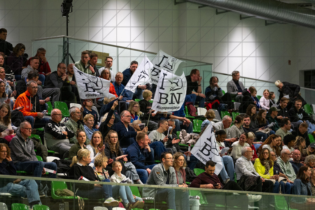 2. VBLF Nord 25/26 | Spiel 4113 | VC Osnabrück vs. SFF Bonn | Die Bonner Fans war stark vertreten. //  21.03.26: 2. VBLF Nord 25/26 | Spiel 4113 | VC Osnabrück vs. SFF Bonn / Osnabrück / Deutschland  //   CREDIT:www.bullenfotos.de, Martin König, Hörner Weg 40, D-49078 Osnabrück, +4917663732967 // Nutzung und Weitergabe nur zu den vereinbarten Zwecken. Presseanfragen an Ersteller. Alle Rechte beim Ersteller. Honorierung nach MFM. - Realisiert mit Pictrs.com