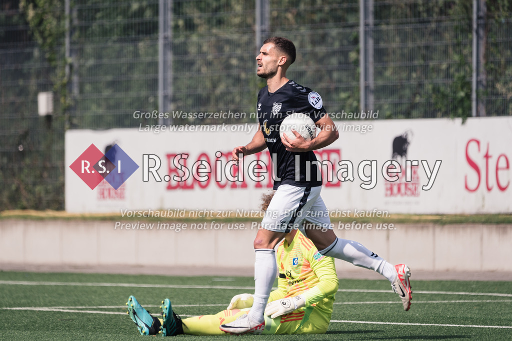 RS-1-071635 | Christian Stark (#9, T05, Torschütze) hohlt den Ball zufrieden aus dem Netz in der 90. Minute. Hannes Steffen Hermann (#1, HSV, Torwart) ist im Hintergrund darüber unglücklich.