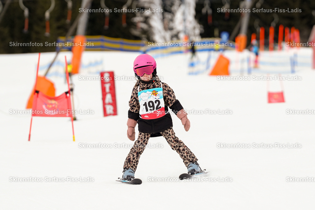 SRF_02.01.2026_0230 | Skirennfotos,Serfaus,Fiss,Ladis,Kinderskirennen,Winter,Tirol,Oberland,skirace,SFL,feelfree,weil wir's genießen,ski,Ski,skifahren,Sonnenplateau, - Realisiert mit Pictrs.com