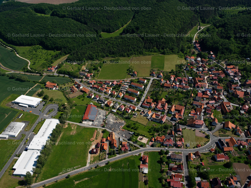 2634074 | GERBERSHAUSEN 09.06.2006 Stadtansicht vom Stadtrand angrenzend an landwirtschaftliche Feldern  in Gerbershausen im Bundesland Thüringen, Deutschland // City view from the outskirts with adjacent agricultural fields  in Gerbershausen in the state Thuringia, Germany Foto: Gerhard Launer