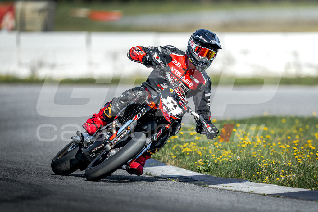 G-Cup + Supermoto Staatsmeisterschaft + Hungarian Supermoto Championship | GRIPcapture steht für authentische Sportfotografie in Österreich – für Momente, die mehr sind als Geschwindigkeit oder Ergebnis. Es geht um Emotion, Spannung, Fokus und den Augenblick, der oft nur einen Wimpernschlag dauert.Ob Motorsport, Teamsport oder 