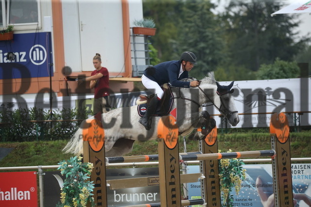 Durmersheim_2022_Prfg.Nr.04_Zwei-Phasen-Springen_Kl.S_Michael Herhalt_Bella Donna 151 (3) | Alle Fotos der Reiterjournal Fotografin Doris Matthaes im Reiterjournal Online-Fotoshop. - Realisiert mit Pictrs.com