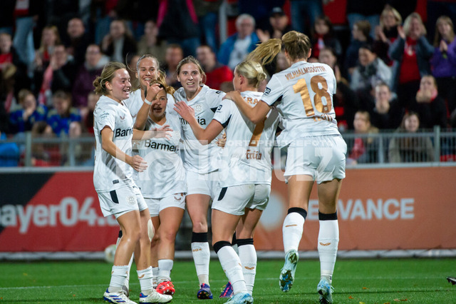20241020NSZ_1579 | Jubel über das 1:0 durch Cornelia Kramer (Bayer Leverkusen,No.07)DEU, Leverkusen, 20.10.2024 Fußball, Frauen, Google Pixel Frauen-Bundesliga, Saison 2024/2025, 7. Spieltag, Bayer 04 Leverkusen - FC Bayern MünchenDIE DFB-RICHTLINIEN UNTERSAGEN JEGLICHE NUTZUNG VON FOTOS ALS SEQUENZBILDER UND/ODER VIDEOÄHNLICHE FOTOSTRECKEN - Realisiert mit Pictrs.com