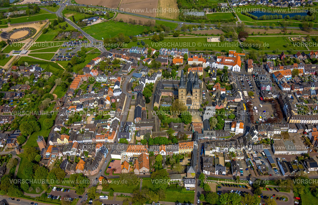 Xanten240402378 | Luftbild, kath. Kirche Dom St. Viktor in der Altstadt, Altstadt Marktplatz mit Außengastronomie, Rathaus, Ostwallpark, Xanten, Niederrhein, Nordrhein-Westfalen, Deutschland