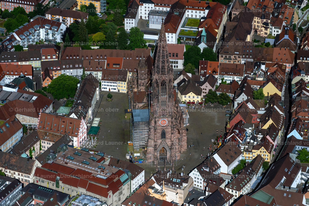4034176 | FREIBURG IM BREISGAU 30.06.2020 Kirchengebäude der Freiburger Münster am Münsterplatz in Freiburg im Breisgau im Bundesland Baden-Württemberg, Deutschland. // Church building Freiburger Muenster on Muensterplatz in Freiburg im Breisgau in the state Baden-Wuerttemberg, Germany. Foto: Gerhard Launer