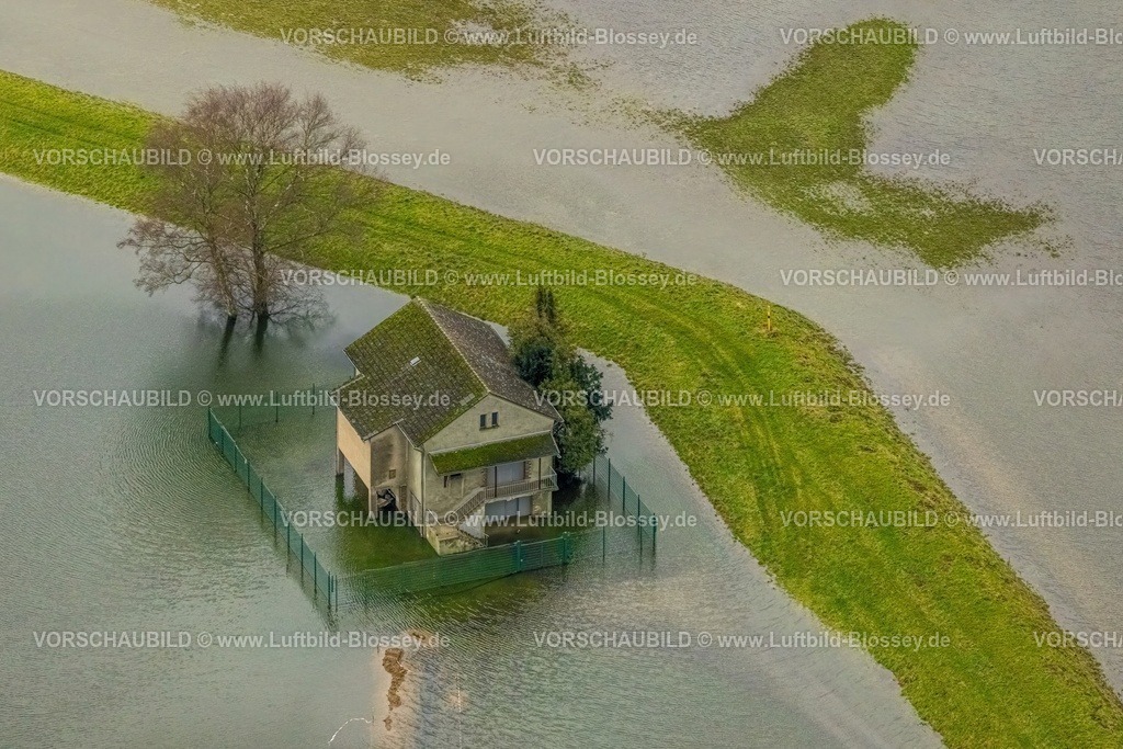 Schwerte231201477-topaz | Luftbild, Ruhrhochwasser, Weihnachtshochwasser 2023, Fluss Ruhr tritt nach starken Regenfällen über die Ufer, Überschwemmungsgebiet,  Bäume und einzelnes Haus im Wasser nahe der A45 Autobahnbrücke Schwerte Ergste, Wandhofen, Schwerte, Ruhrgebiet, Nordrhein-Westfalen, Deutschland