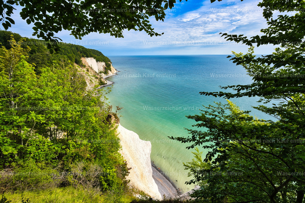 Rügen - Kreideküste - Wissower Klinken | Der Nationalpark Jasmund auf der Insel Rügen ist Deutschlands kleinster Nationalpark und weltweit bekannt für seine imposanten Kreidefelsen, darunter der berühmte Königsstuhl. Zum UNESCO-Weltnaturerbe gehören außerdem die uralten Buchenwälder, die gemeinsam mit der einzigartigen Steilküste eine beeindruckende Natur- und Fotokulisse an der Ostsee bilden. - Realisiert mit Pictrs.com