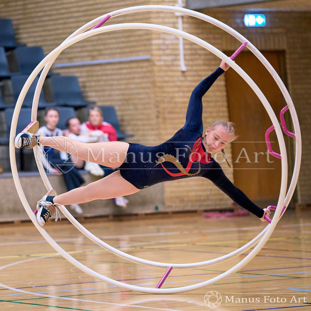 2024-11-09-5-D-DSC02186 | Professionelle Sportfotografie in Hamburg, Schleswig-Holstein und Niedersachsen – spezialisiert auf Rhönrad, Geräteturnen, Leistungsturnen und rhythmische Sportgymnastik. Bundesweite Begleitung von Rhönrad-Events. Jetzt Sport-Fotos - Realisiert mit Pictrs.com