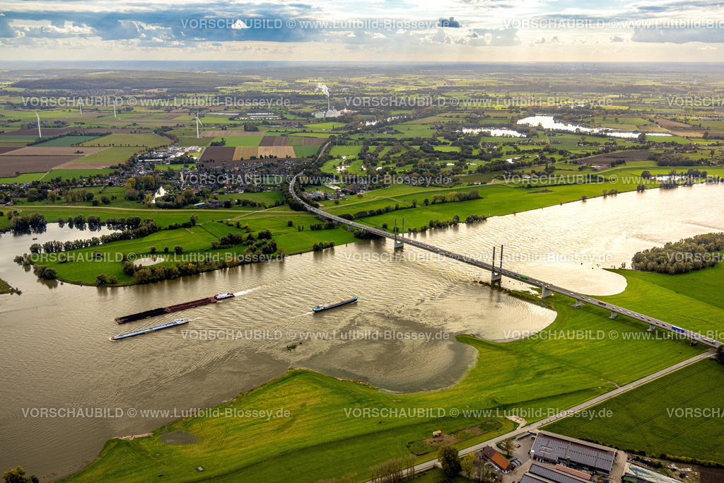 Rees241010002 | Luftbild, Fluss Rhein und Rheinbrücke Rees-Kalkar, Ortsteil Niedermörmter, Binnenschifffahrt, Rees, Niederrhein, Nordrhein-Westfalen, Deutschland