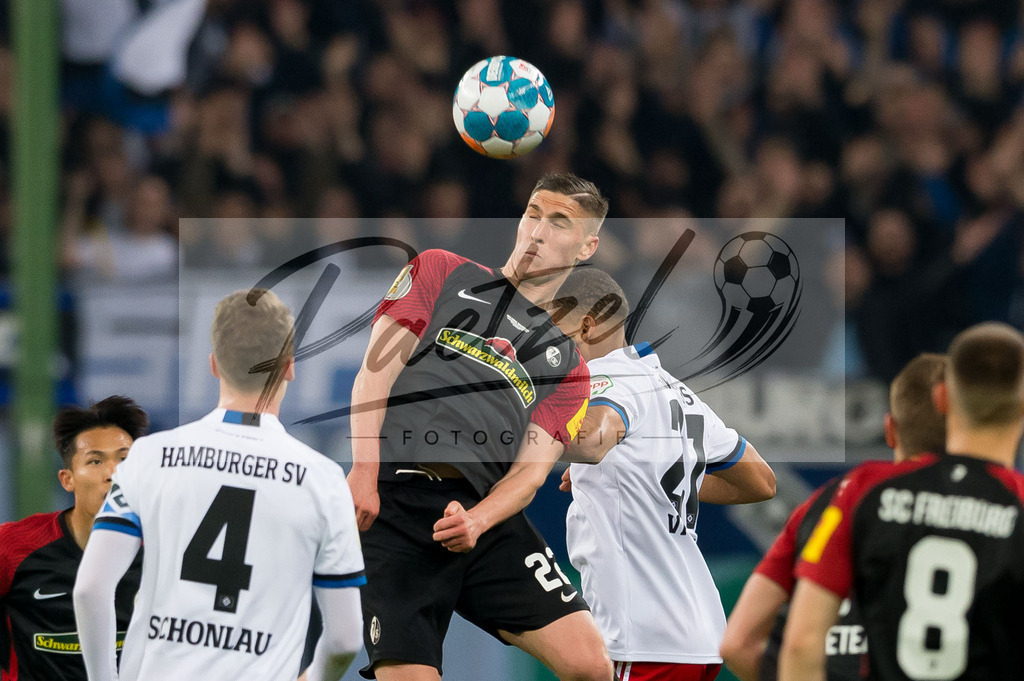 HSVSCF20220419_084 | Fussball, Herren: Roland Sallai (SC Freiburg) und Josha Vagnoman (Hamburger SV) im Zweikampf beim DFB-Pokal-Halbfinalspiel zwischen Hamburger SV und SC Freiburg im Volksparkstadion am 19.04.2022 in Hamburg, Deutschland.DFB / DFL REGULATIONS PROHIBIT ANY USE OF PHOTOGRAPHS AS IMAGE SEQUENCES AND/OR QUASI-VIDEO. - Realisiert mit Pictrs.com