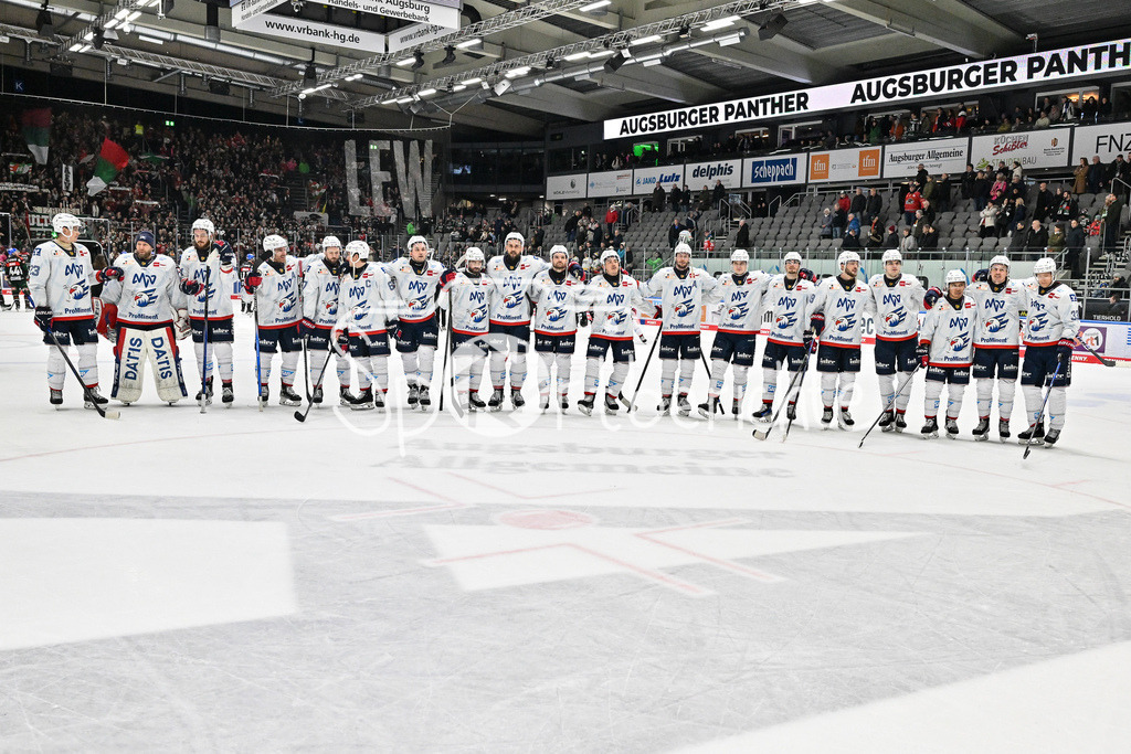 Augsburger Panther - Adler Mannheim | Die Spieler der Adler feiern zusammen mit den mitgereisten Fans den Sieg in Augsburg / DEL: Augsburger Panther - Adler Mannheim, Curt Frenzel Stadion am 16.02.2025