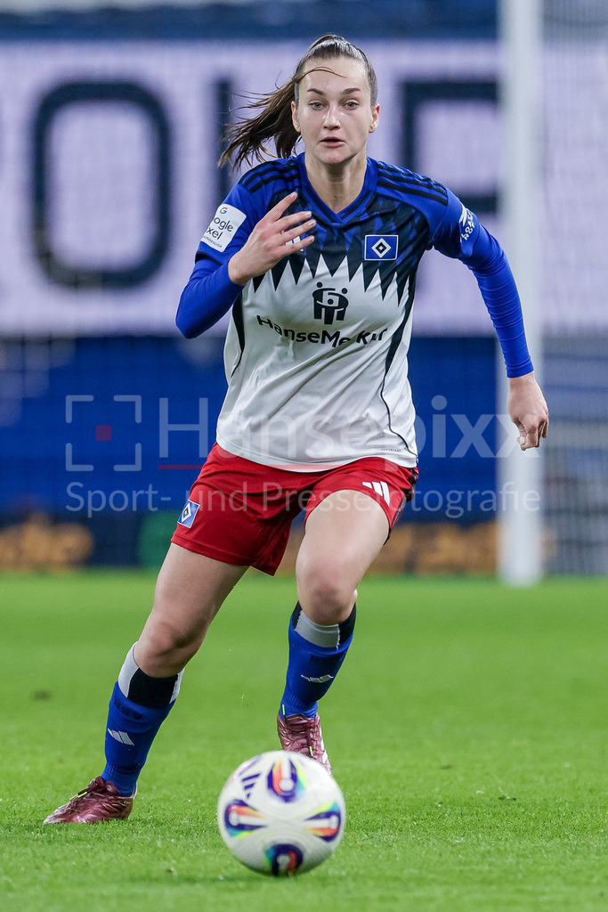 Fussball, Google Pixel Frauen-Bundesliga, Hamburger SV - 1. FC Köln | Emilia Hirche (Hamburger SV, 20) am Ball, Freisteller, Einzelbild, Ganzkörper, Aktion, Action, Spielszene, DIE DFB-RICHTLINIEN UNTERSAGEN JEGLICHE NUTZUNG VON FOTOS ALS SEQUENZBILDER UND/ODER VIDEOÄHNLICHE FOTOSTRECKEN. DFB REGULATIONS PROHIBIT ANY USE OF PHOTOGRAPHS AS IMAGE SEQUENCES AND/OR QUASI-VIDEO.
