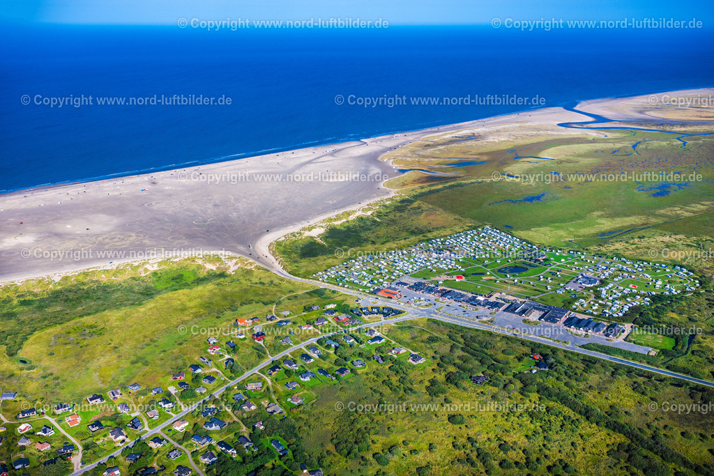 Römö_Lakolk_Camping_Dänemark_Strand_ELS_7274280824 | RöMö 28.08.2024 Campingplatz mit Wohnwagen und Zelten im Küstenbereich " First Camp Lakolk Strand - Römö " an der Straße Lakolk Camping in Römö auf der Insel Römö in Region Syddanmark, Dänemark. // Campsite with caravans and tents in the coastal area " First Camp Lakolk Strand - Roemoe " on street Lakolk Camping in Roemoe at the island Roemoe in Syddanmark, Denmark. Foto: Martin Elsen
