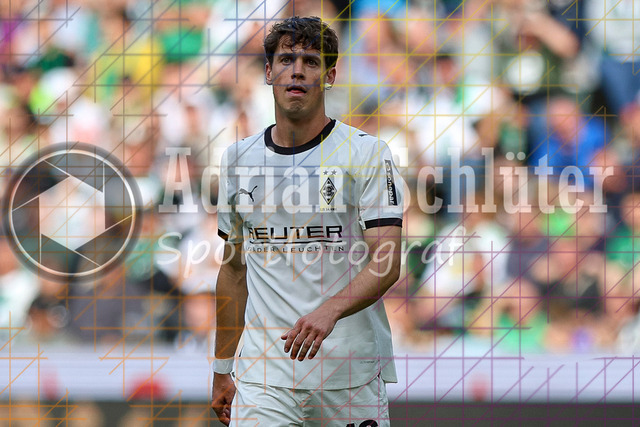 Borussia Mönchengladbach vs SV Werder Bremen - Bundesliga  | Mönchengladbach, Deutschland, 14.09.25:   Philipp Sander (Borussia Mönchengladbach) schaut waehrend des Spiels der Bundesliga zwischen Borussia Mönchengladbach vs SV Werder Bremen im Stadion im Borussia Park(Foto von Brauer-Fotoagentur / Adrian Schlueter)