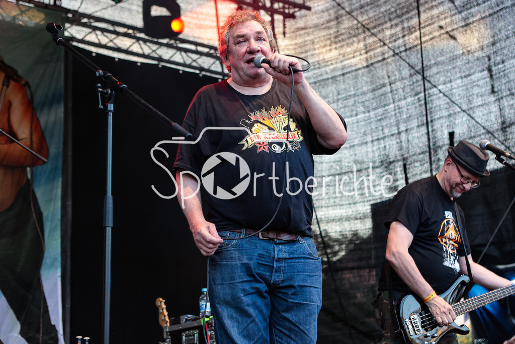 Sommer am Kiez | Wolfgang WENDLAND von der Band "Die Kassierer" beim Auftritt auf dem Augsburger Festival "Sommer am Kiez" in Aktion / Livemusik / Konzert / Musik / Laut / Punk / Punkmusik / Saenger / Gesang / Mikrofon
