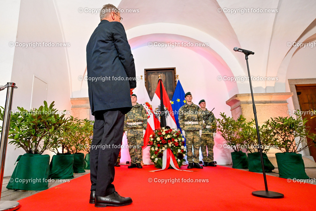 Kranzniederlegung mit LH Stelzer und VertreterInnen des Ooe. Landtags_ 31.10.2024-30 | 31.10.2024, Landhaus Linz AUT, Promenade, Kranzniederlegung 2024 zum Gedenken all jener, die in der Vergangenheit für Oberoesterreich Verantwortung getragen haben, im Bild LH Thomas Stelzer (VP, Landeshauptmann Ooe)