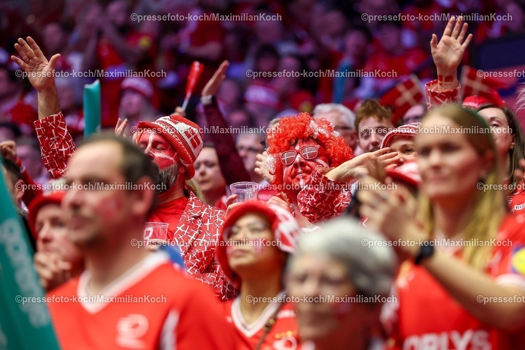 EHF30012603070 | 30.01.2026, Handball, Men's EHF EURO 2026, Dänemark - Island, Jyske Bank Boxen in Herning, Dänemark, Semi Finals: Zuschauer Fans Besucher Handballfans jubelnd gestikulierend auf der Tribüne   