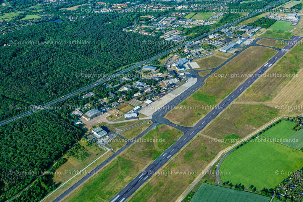 Braunschweig_Flughafen_Braunschweigwolfsburg_Gmbh_ELS_3843050623 | BRAUNSCHWEIG 05.06.2023 Start- und Landebahnen mit Rollwegen Hangaranlagen und Terminals auf dem Gelände des Flughafen im Ortsteil Waggum in Braunschweig im Bundesland Niedersachsen, Deutschland. Weiterführende Informationen bei: Braunschweig Zukunft GmbH,  Flughafen Braunschweig-Wolfsburg GmbH. // Runway with hangar taxiways and terminals on the grounds of the airport in the district Waggum in Brunswick in the state Lower Saxony, Germany. Further information at: Braunschweig Zukunft GmbH,  Flughafen Braunschweig-Wolfsburg GmbH. Foto: Martin Elsen