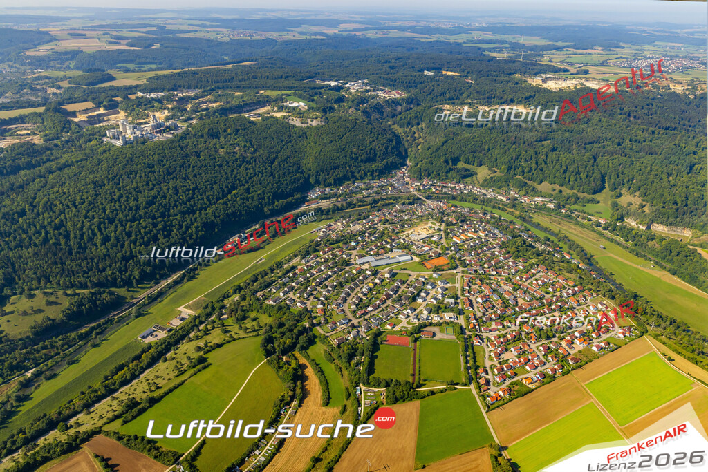 Das Luftbild zeigt :  Solnhofen - Die Luftaufnahme wurde 2024 vom UL-Flugzeug aus erstellt ( keine Drohne ) - Hochauflösende Luftaufnahme - Für grossformatige Ausdrucke geeignet. Die Geschenkidee !Mit Lizenz und Bildrechte bestellbar