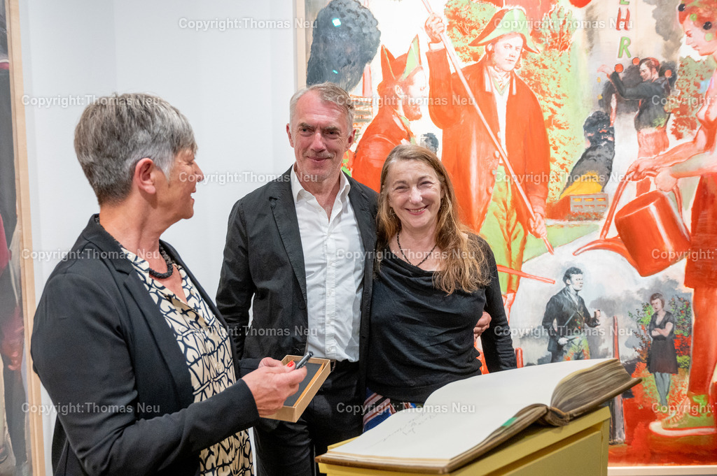 Neo-rauch-Ausstellung-museum-bensheim-art-2024029_Fotografie_Thomas_Neu | 6.7.2024, bbe, Museum Bensheim, Ausstellung Neo Rauch "im Papiergrund", zusammen mit seiner Ehefrau Rosa Loiy trug sich Neo Rauch in das goldene Buch der Stadt Bensheim ein, links Bürgermeisterin Christine Klein,, Bild: Thomas Neu