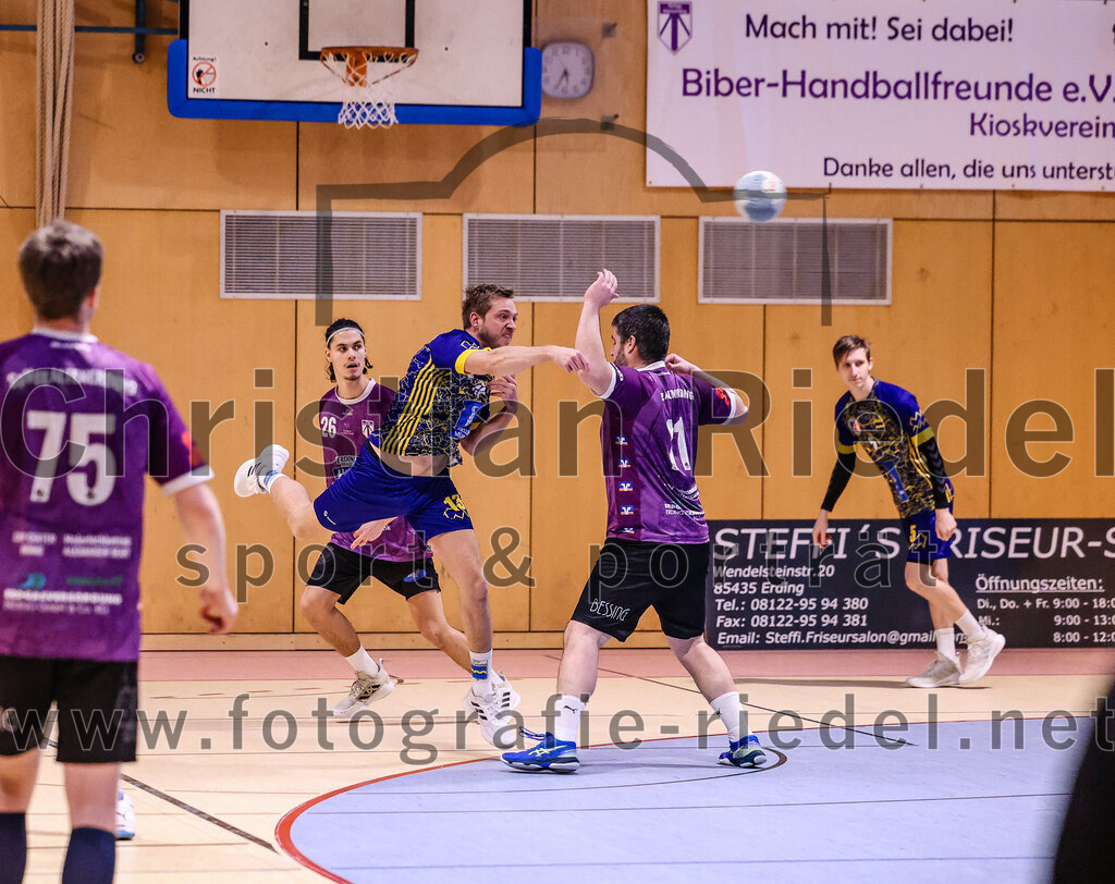 2024-12-14_062_SpVgg_Altenerding_gegen_MTV_Pfaffenhofen | Erding, Deutschland, 14.12.2024:Handball, Bezirksoberliga Männer 2024 / 2025, 10. Spieltag, SpVgg Altenerding gegen MTV Pfaffenhofen, Endergebnis: 32:30Luis Leitner (SpVgg Altenerding, #26), +p13+, Christian Loris (SpVgg Altenerding, #11), Tobias Rohrmeier (MTV Pfaffenhofen, #5)Foto: Christian Riedel / fotografie-riedel.net