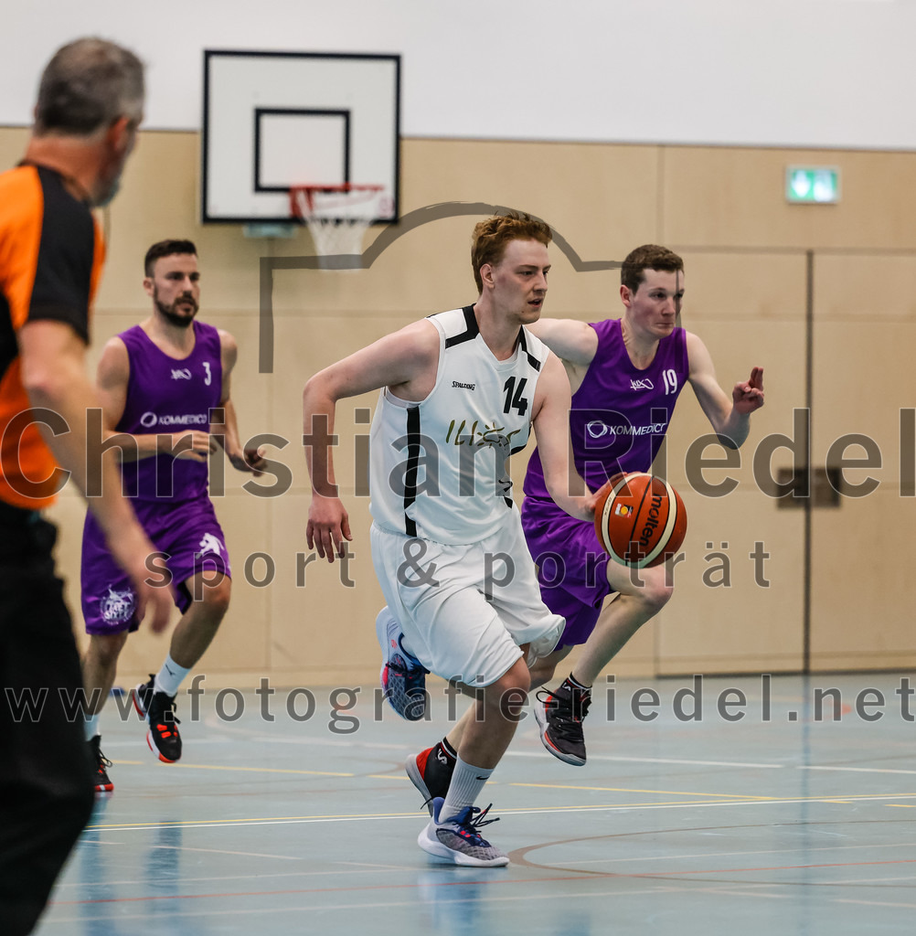 2022-05-01_061_TSV_Vaterstetten_gegen_DJK_Traunstein | Vaterstetten, Deutschland, 01.05.2022:
Basketball, Aufstiegsrunde zur Bayernliga 2021 / 2022, 5. Spieltag, TSV Vaterstetten gegen DJK Traunstein, Endergebnis: 87:79

Alain Gales (TSV Vaterstetten, #14), A. Schatz (DJK Traunstein, #19)

Foto: Christian Riedel / fotografie-riedel.net