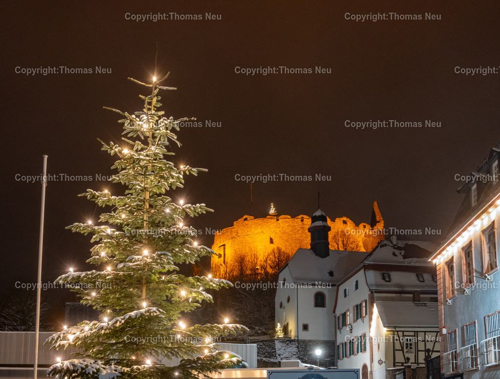 Lindenfels-Winter-Nachtaufnahme__Fotografie_Thomas-Neu-26 | bli, Lindenfels, Blick in die verschneite Burgstraße mit dem Weihnachtsbaum am Bürgerhaus und der beleuchteten Burg, ,Bild: Thomas Neu