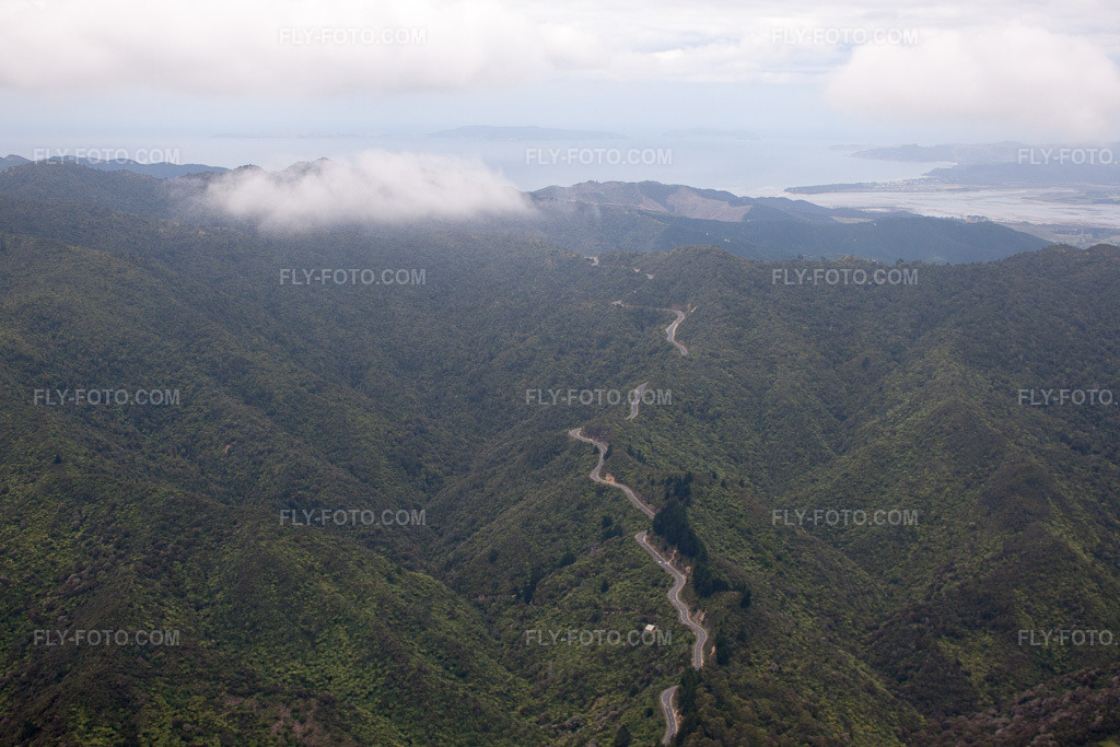 Aerial view: Steep road to Whitianga in Coromandel in the state Waikato, New Zealand. – Photo: IMG_55566.jpg taken on 01/12/2013 by Werner Riehm/FLY-FOTO.com – Resolution of the original: 4566 x 3044 px