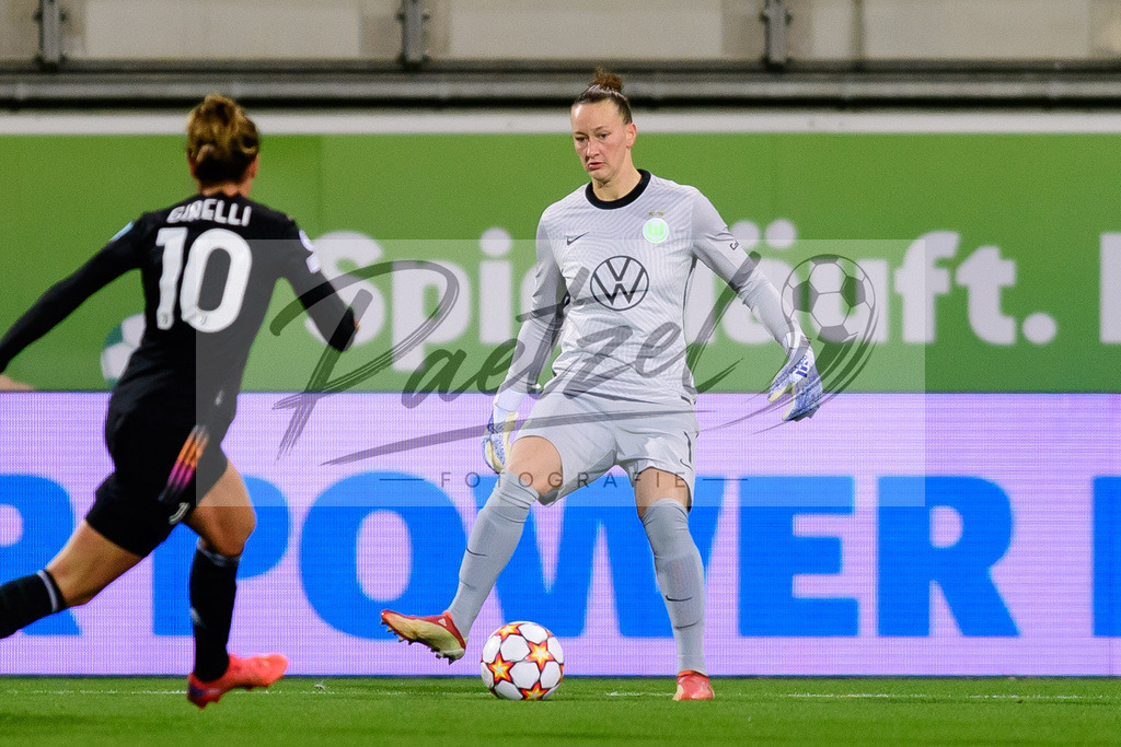 WOBJUV20211118_109 | Fussball, Frauen: Torwart Almuth Schult (VfL Wolfsburg) in Aktion, am Ball, Einzelaktion bei dem Spiel der UEFA Women´s Champions League zwischen VfL Wolfsburg und Juventus Turin im AOK-Stadion am 18.11.2021 in Wolfsburg, Deutschland. - Realisiert mit Pictrs.com