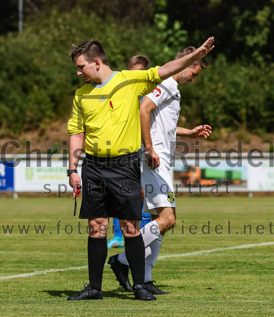 2023-07-22_072_FC_Eitting_gegen_FC_Moosinning | Eitting, Deutschland, 22.07.2023:
Fußball, Kreisliga 2023 / 2024, Testspiel, FC Eitting gegen FC Moosinning, Endergebnis: 0:4

Schiedsrichter Andreas Hettenkofer, Maximilian Lechner (FC Moosinning, #11)

Foto: Christian Riedel / fotografie-riedel.net