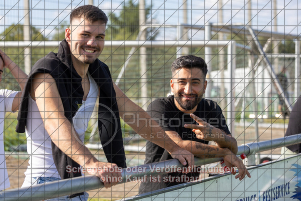 20250824_170335_0029 | #,1.FC Heiningen (gelb) vs. TSG Salach (blau), Fußball, Bezirksliga - Bezirk Neckar/Fils, 01. Spieltag, Saison 2025/2026, Kunstrasenplatz Sportzentrum Heiningen, Krautgarten 1, 73092 Heiningen, 24.08.2025 - 15:30 Uhr,Foto: PhotoPeet-Sportfotografie/Peter Harich