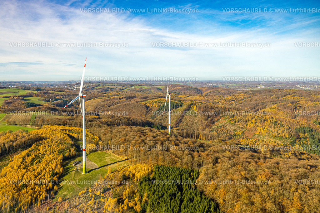 Hagen251103683 | Luftbild, zwei WIndräder im Waldgebiet an der Selbecker Straße, herbstliche Bäume und blauer Himmel mit Fernsicht, Eilpe, Hagen, Ruhrgebiet, Nordrhein-Westfalen, Deutschland