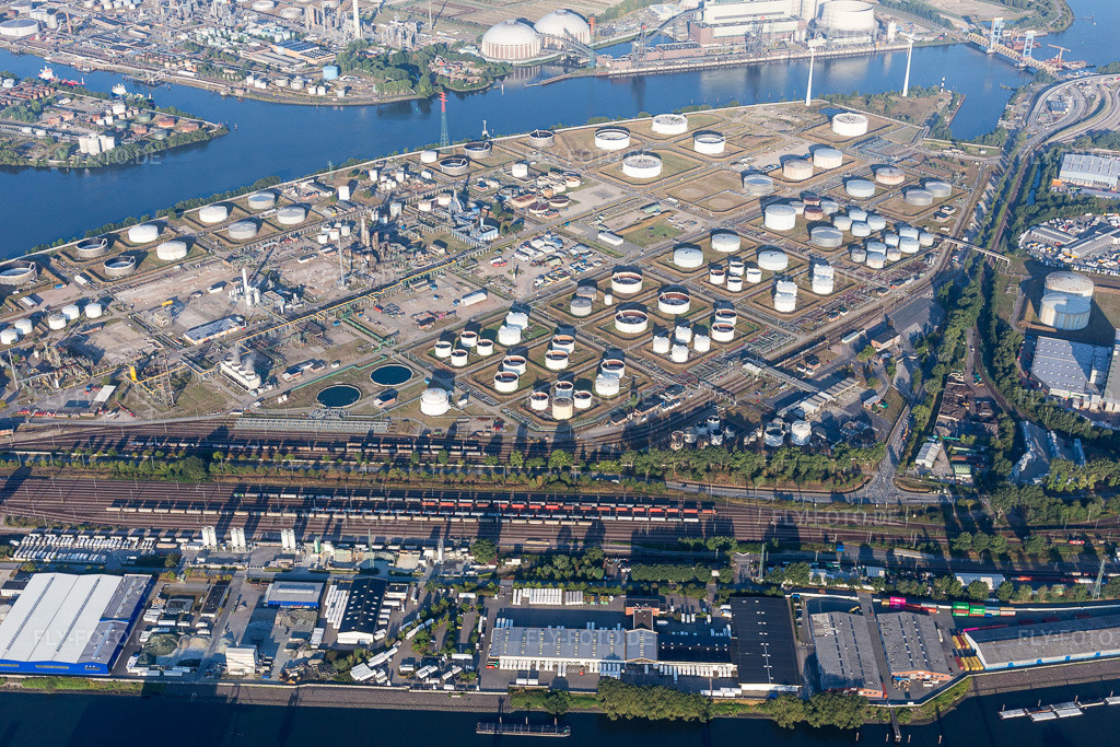 Luftbild: Mineralöl - Hochtanklager des Shell Technology Centre Hamburg an der Süderelbe hinter dem Logistikzentrum von DB Schenker im Ortsteil Wilhelmsburg in Hamburg im Bundesland Hamburg in Deutschland.Foto: IMG_110263.jpg vom 18.08.2018 durch Werner Riehm/FLY-FOTO.deGlobal Logistics Solutions | DB SCHENKERShellNynas | Advancing the transition to a sustainable society