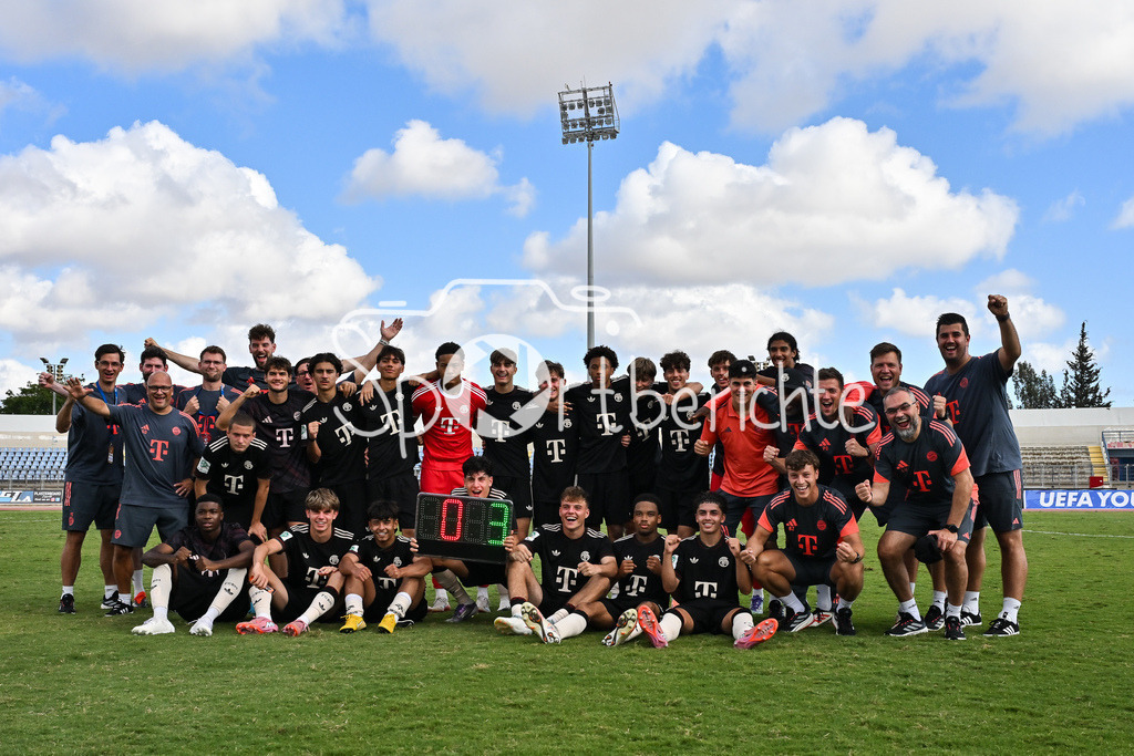 Papohs FC U19 - FC Bayern München U19 | Siegerfoto der Bayer nach dem Auswärtssieg auf Zypern / UEFA Youth League: Paphos FC U19 - FC Bayern München U19; Stelios Kyriakides Stadium am 30.09.2025