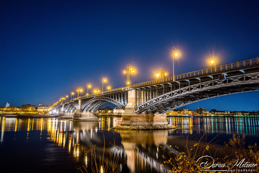 Theodor-Heuss-Brücke in Mainz | Die Theodor-Heuss-Brücke verbindet über den Rhein die Landeshauptstadt Mainz mit dem Ortsbezirk Mainz-Kastel von Wiesbaden. 