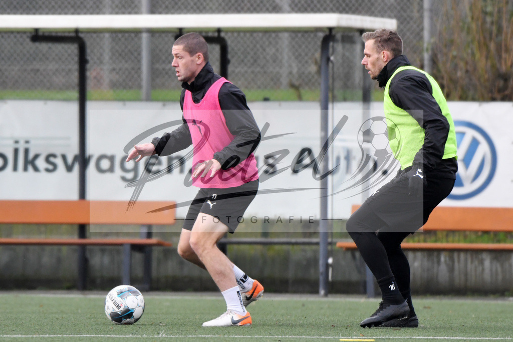 20200203_TRAOSN_0037 | Fußball, Herren: Adam Susac (VfL Osnabrueck) und Maurice Trapp (VfL Osnabrueck) im Zweikampf waehrend der Trainingseinheit des VfL Osnabrueck im Sportpark Illoshoehe am 03.02.2020 in Osnabrueck, Deutschland. - Realisiert mit Pictrs.com