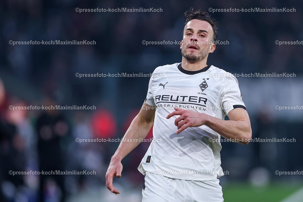 BMG13122502056 | 13.12.2025, Fußball, Borussia Mönchengladbach - VfL Wolfsburg, 1. Fußball Bundesliga, 14.Spieltag, Borussia-Park, Saison 2025 2026: Moritz Jenz (VfL Wolfsburg #15) reagiert Enttäuscht  DFB regulations prohibit any use of photographs as image sequences and or quasi-video.