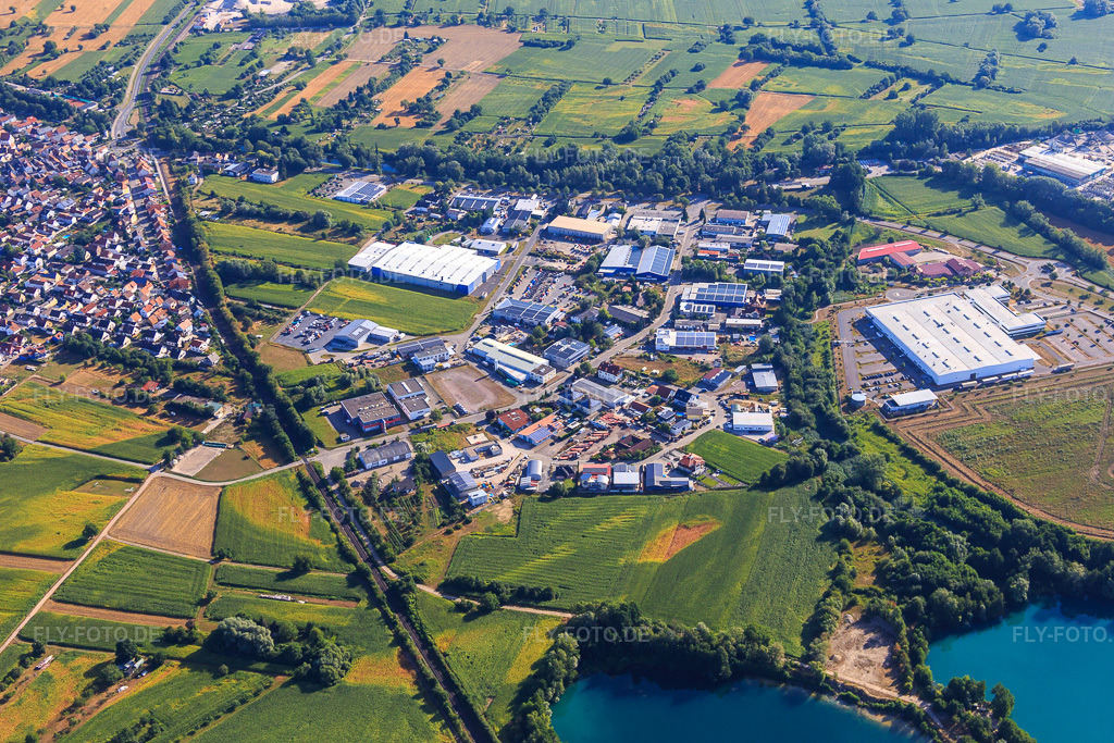 Luftbild: Industriegebiet Industriestraße aus Süden mit OFTEC Oberflächentechnik GmbH & Co. KG und Faurecia Innenraum Systeme GmbH in Hagenbach im Bundesland Rheinland-Pfalz in Deutschland. Foto: IMG_084043.jpg vom 26.07.2015 durch Werner Riehm/FLY-FOTO.deWWW.OFTEC.DE